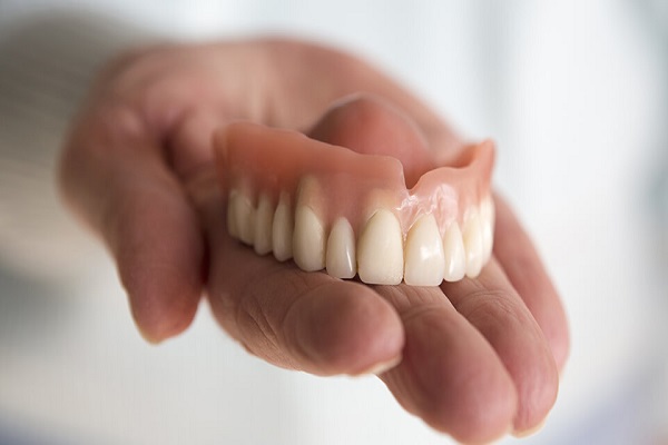 تفاوت دندان مصنوعی چسبی با ایمپلنت