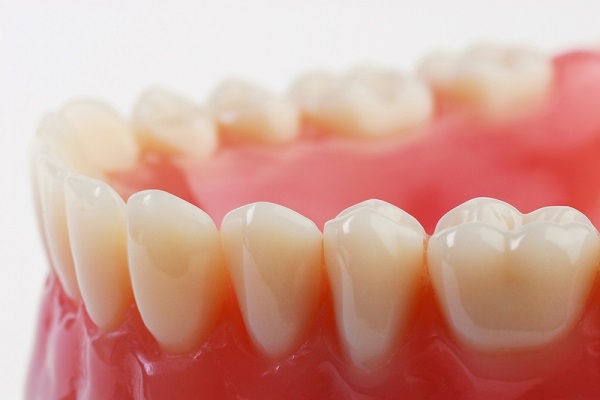 معایب استفاده از پروتزهای دندان چسبی