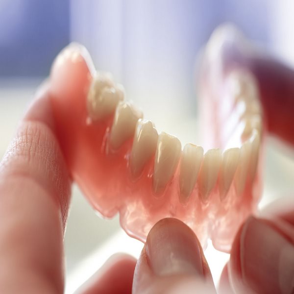 مزایای تفاوت دندان مصنوعی معمولی